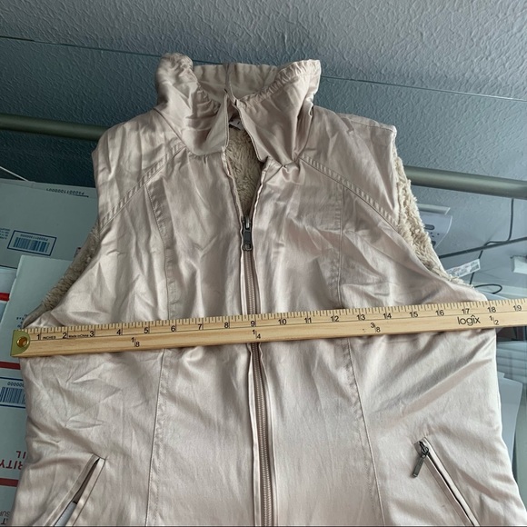 CABI REVERSIBLE CREAM SATEEN/FUZZY ZIP UP VEST SIZE M - Picture 11 of 11